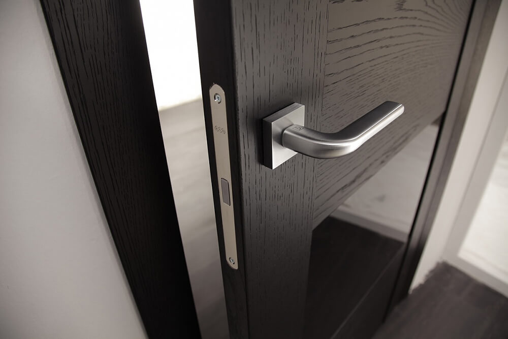 Как установить ручки с магнитной защелкой для межкомнатных дверей?